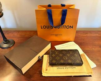 Louis Vuitton Signature Monogram Leather Zippy Compact Wallet  in Like New condition.  Comes with original storage box, dust cover & receipt, along with modern LV gift bag.  Date Code is M40499
