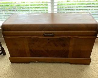 Roos cedar chest