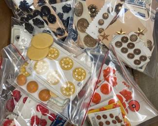 Nice assortment of vintage sewing items