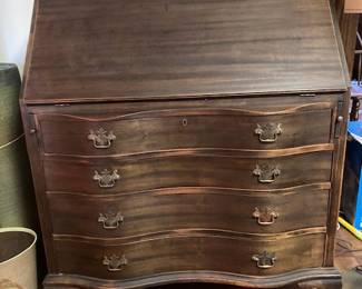 Secretary desk in great condition w/key