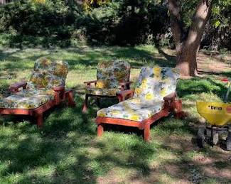 Very nice redwood furniture that has been stored for years - both seating and pads are in very good shape.