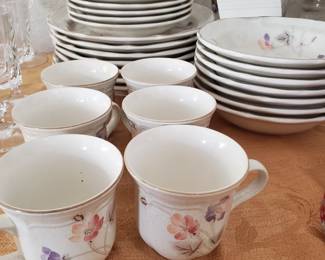 Mikasa "Wild Flowers" dish set
32pcs