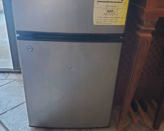 Emerson Mini fridge 19x33