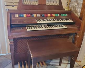 Wurlitzer electric organ with bench 44x39