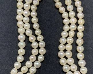 3 Strand White Pearl Necklace, 830 Carats
