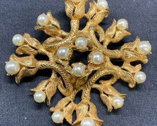 HOBE Gold Tone Faux Pearl Flower Brooch
