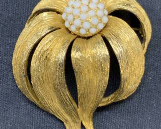 HATTIE CARNEGIE Gold Tone Flower Brooch

