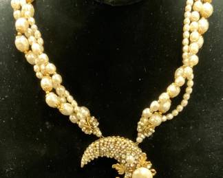 MIRIAM HASKELL Faux Pearl Pendant Necklace

