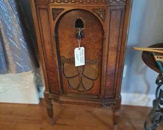 Vintage Radio with all the tubes and parts