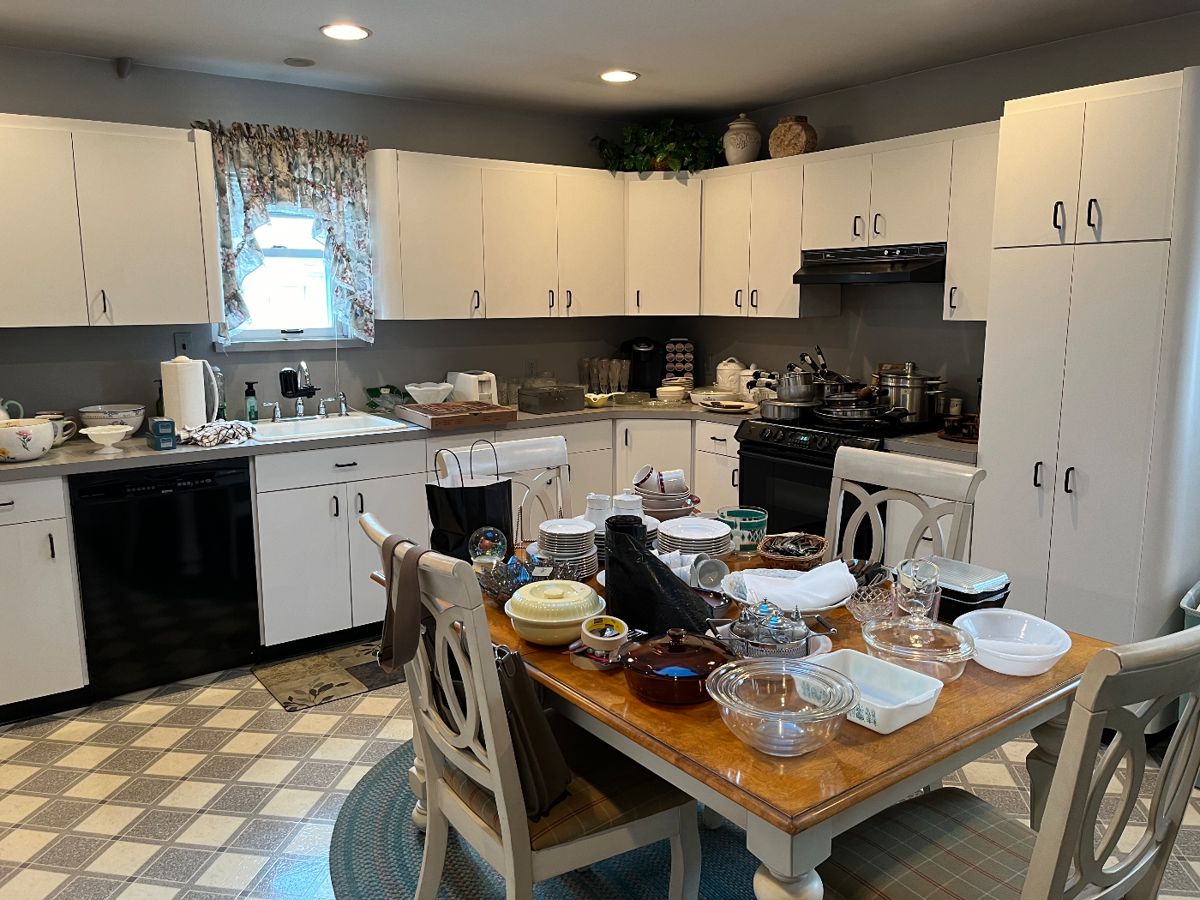 KITCHEN TABLE & CHAIRS