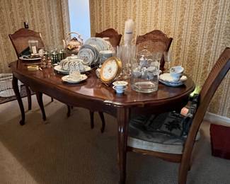 DINING TABLE & 4 CHAIRS