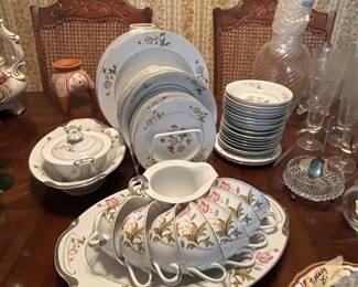 DINNERWARE SET