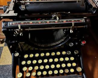 UNDERWOOD TYPEWRITTER