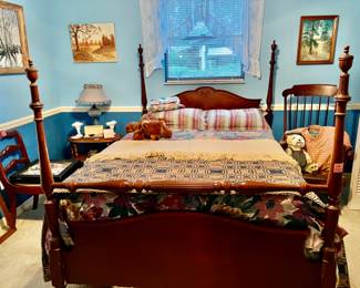 Four poster bed, nice linens