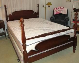 Queen Size Mahogany 4 Post Bed Frame & Mattress