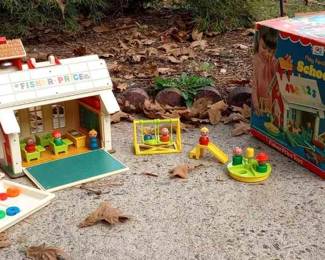 "Santa's Workshop" in Aiken, SC Starts Closing on Sat 11/11 at 8pm. Pickup: Mon 11/13 2-6pm. Please click here to view more photos, descriptions, and current bids:&nbsp;https://ctbids.com/estate-sale/25044