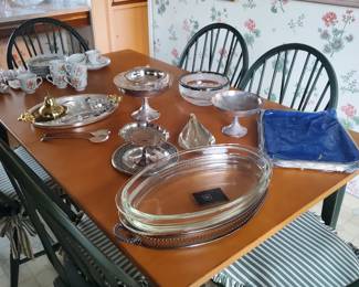 Dining table with 2 leaves