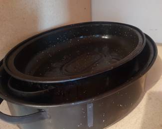 2 roasting pans