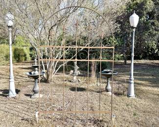 METAL ARCHED FLOWER TRELLIS