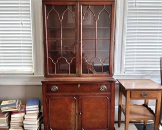 VINTAGE EARLY 20TH CENTURY GEORGIAN CARVED BREAKFRONT CABINET