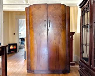 EARLY 20TH CENTURY SHRAGER BROTHERS ARMOIRE WARDROBE