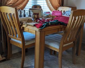 Nice Dining Table with 4 chairs and an extra leaf