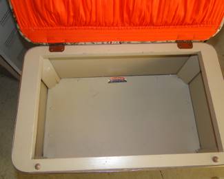 Vintage sewing basket in excellent condition.