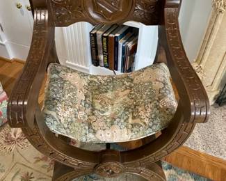 PAIR OF ITALIAN BAROQUE STYLE SAVONAROLA CHAIRS, 20TH CENTURY.