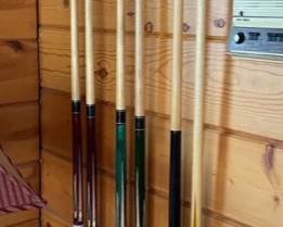 Set of pool cues 