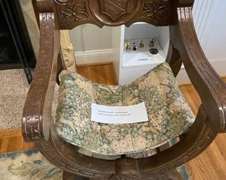 PAIR OF ITALIAN BAROQUE STYLE SAVONAROLA CHAIRS, 20TH CENTURY.