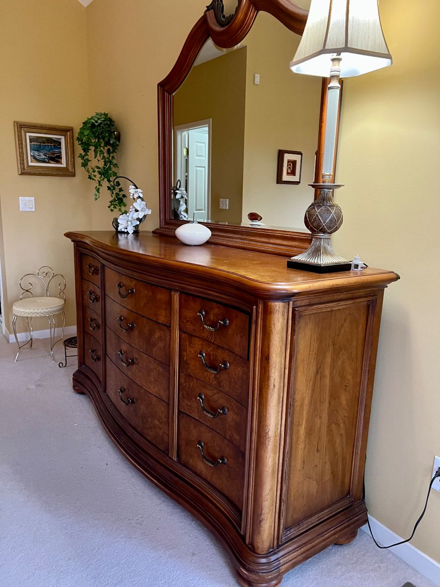 King Size THOMASVILLE British Gentry, Walnut finish Bedroom Set!! Dresser with curved front! Stunning quality furniture! 