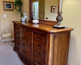 King Size THOMASVILLE British Gentry, Walnut finish Bedroom Set!! Dresser with curved front! Stunning quality furniture!