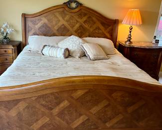 King Size THOMASVILLE British Gentry, Walnut finish Bedroom Set!! Dresser with curved front! Stunning quality furniture!