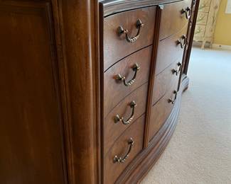 King Size THOMASVILLE British Gentry, Walnut finish Bedroom Set!! Dresser with curved front! Stunning quality furniture!