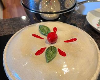 Ceramic pie pan with covers