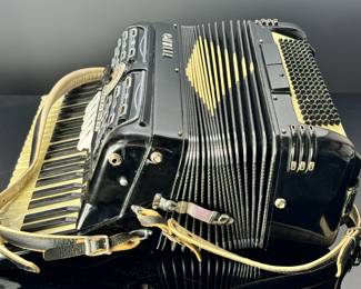 Titano Vintage Italian Made TOP Piano Accordion Standard Model	Case: 9x21x18.75in	29lbs 	970010
