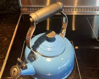 Le Creuset Whistling Blue Tea Kettle 1.6L	10x8x8		105010
