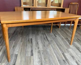 Danish Teak Midcentury Modern Extending Dinning Table 	29.25x39.5x63-110in		110056

