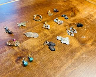 Lot of 15 Sets of Earrings		1lb	105014
