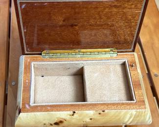 Italian/Swiss Inlay Jewelry Music Box Birdseye Maple 	2.75x6.5x4in		104046
