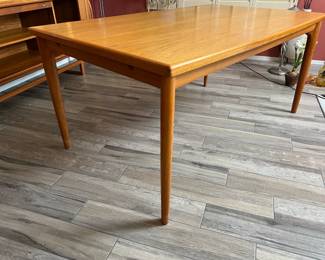 Danish Teak Midcentury Modern Extending Dinning Table 	29.25x39.5x63-110in		110056
