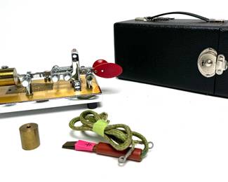 Vibroplex Gold Bug Presentation Telegraph Key in Case Morse Code Paddle 	4.5x4.5x9in 	5lbs 12 oz 	970074
