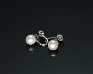 14kt White Gold & Pearl Clip-On Earrings 14k 	13x7x15mm Pearl: 7mm	2.1 grams 	130024