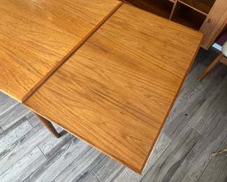 Danish Teak Midcentury Modern Extending Dinning Table 	29.25x39.5x63-110in		110056
