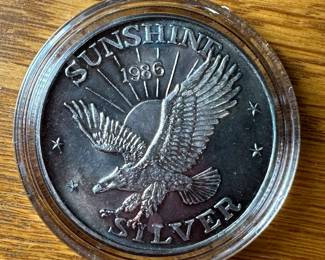 1986 Sunshine Mint 1 Troy Ounce Fine Silver .999 Coin 	Case: 1.75in Diameter 		107027
