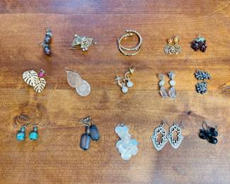 Lot of 15 Sets of Earrings		1lb	105014
