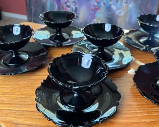 Set of 8 Vtg 1930s L.E. Smith Mount Pleasant Black Amethyst Sherbet Bowl/Glass & Plates	Plates; 6.5in Diameter Sherbert: 3in H x 4in Diameter		110040
