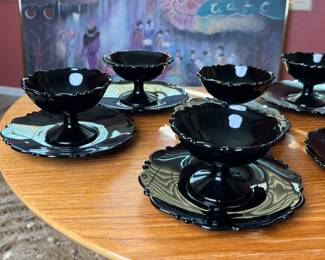 Set of 8 Vtg 1930s L.E. Smith Mount Pleasant Black Amethyst Sherbet Bowl/Glass & Plates	Plates; 6.5in Diameter Sherbert: 3in H x 4in Diameter		110040
