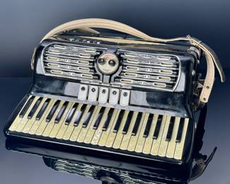 Titano Vintage Italian Made TOP Piano Accordion Standard Model	Case: 9x21x18.75in	29lbs 	970010
