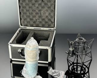 AKG Perception 220 Cardioid Condenser Microphone in Case P220 #2	5.5x9x9in	4 lbs 3.5 oz	970024
